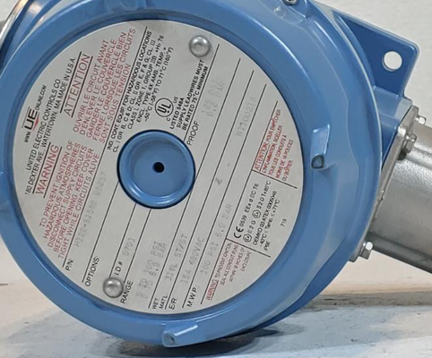 United Electric UE H122-376 0 to 500 PSI 1/4 NPT 316L SS Pressure and Temperature Switch 120 Series