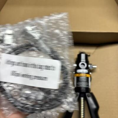 Fluke 700PTP-1 Pneumatic Test Pump with 1.43 lb Weight and 650 g Capacity for Differential Pressure Gauge