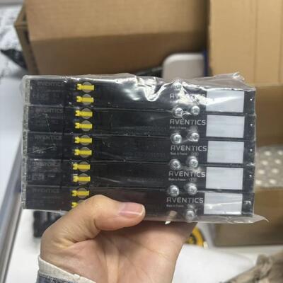 AVENTICS STOCK 공압 밸브 5/2 방향 밸브, 이중 솔레노이드, 850 l/min, 24 V DC